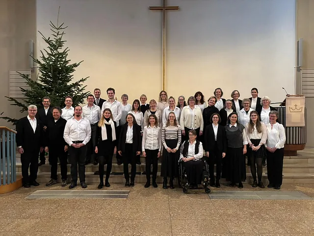 Menschen im Chorraum einer Kirche